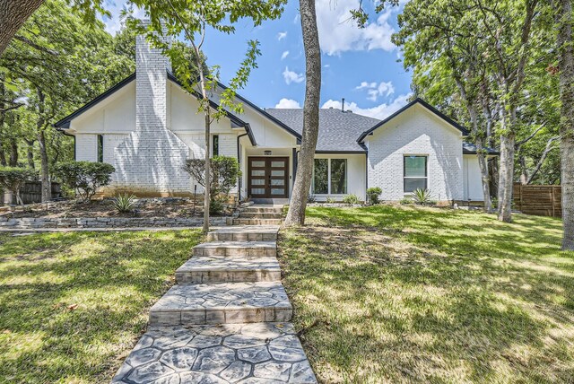 ranch-style home featuring a front lawn