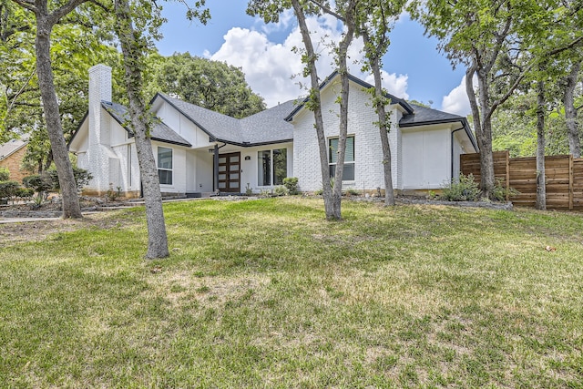 view of front of property featuring a front yard