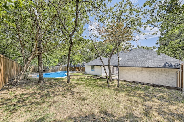 view of yard featuring a fenced in pool