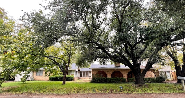 single story home with a front yard