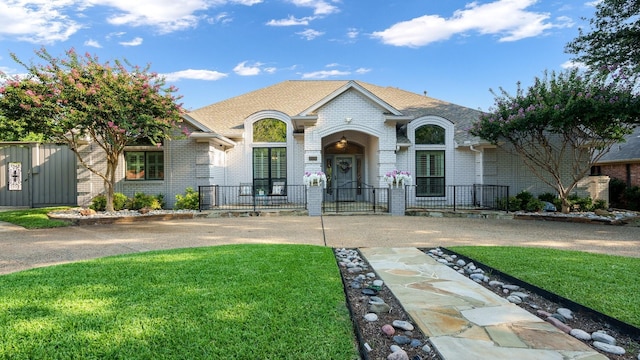 view of front of house featuring a front lawn