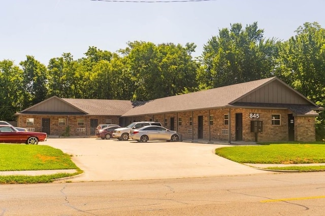 view of front facade featuring a front yard