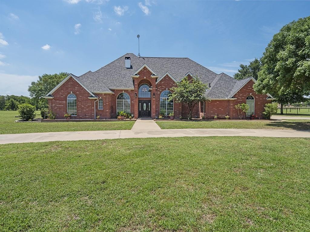 view of front of property with a front lawn