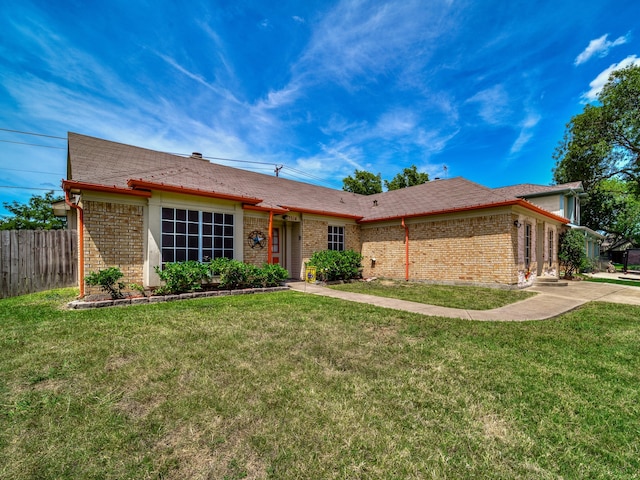 ranch-style house featuring a front lawn