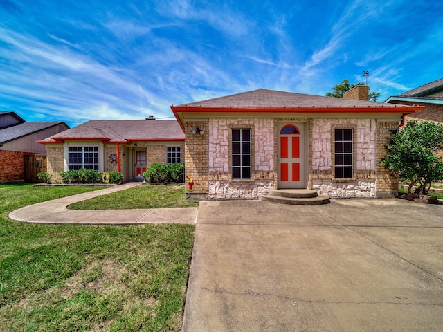 ranch-style house featuring a front yard