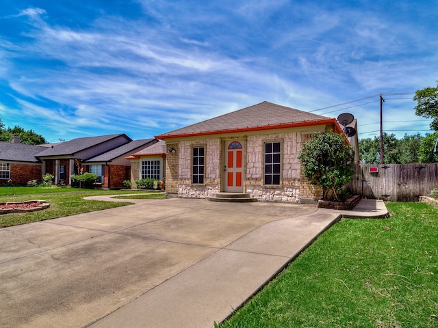 view of front of house with a front lawn