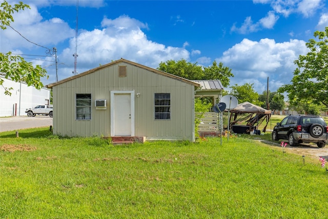 view of outdoor structure with a yard