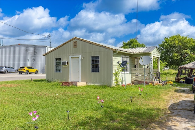 view of front of house with a front lawn