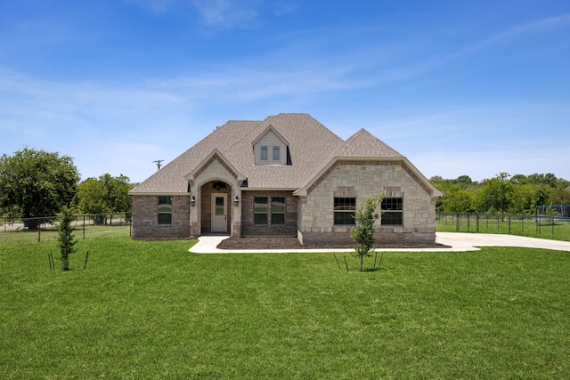 view of front of property with a front yard