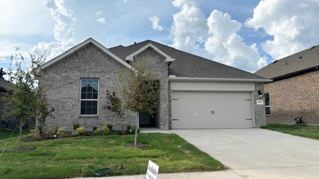 view of front of property featuring a garage and a front yard