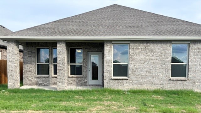 back of house featuring a lawn