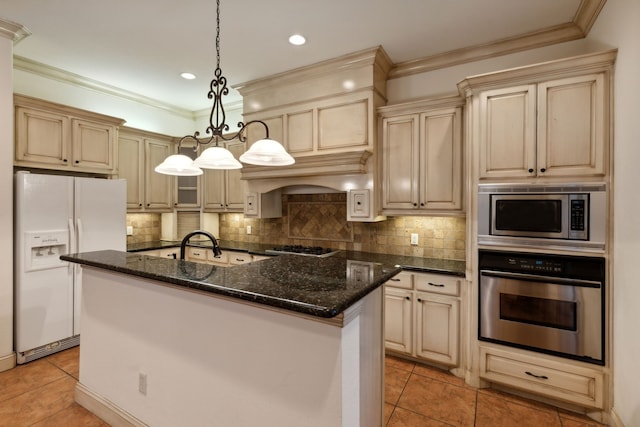 kitchen with backsplash, stainless steel appliances, hanging light fixtures, and a center island with sink