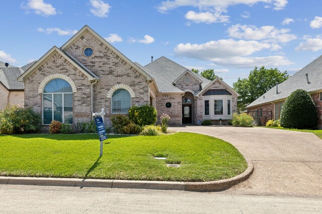 view of front of property featuring a front lawn