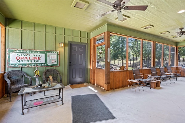 sunroom featuring ceiling fan