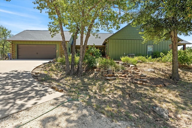 view of front facade with a garage