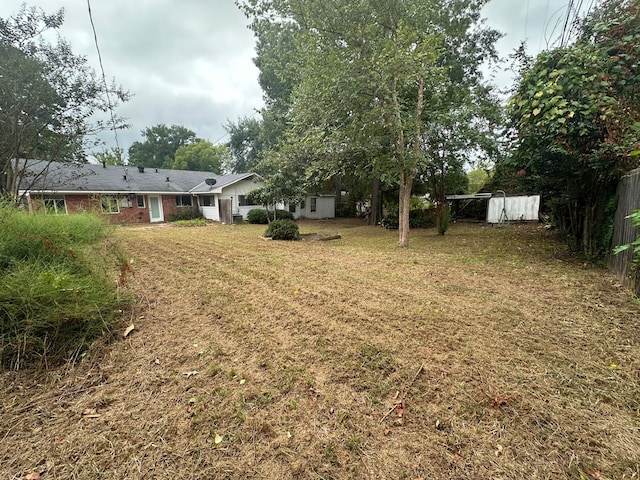 view of yard with a storage unit