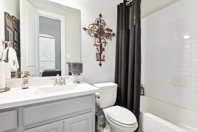 full bathroom featuring shower / bath combo with shower curtain, toilet, and vanity