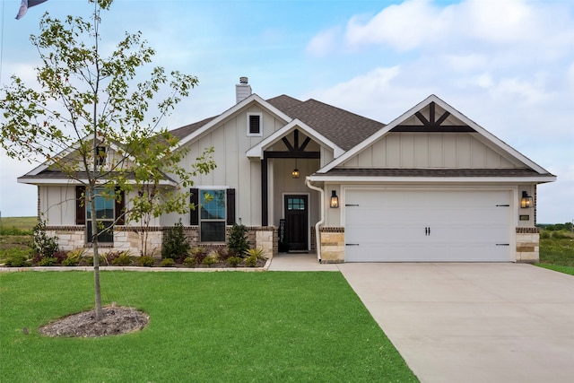 craftsman house featuring a garage and a front lawn