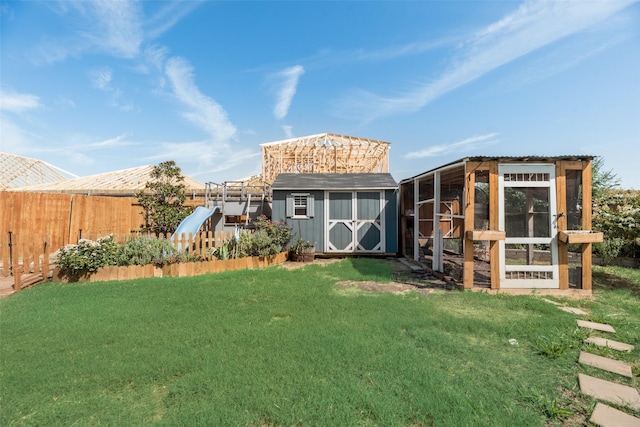 view of yard featuring a storage shed