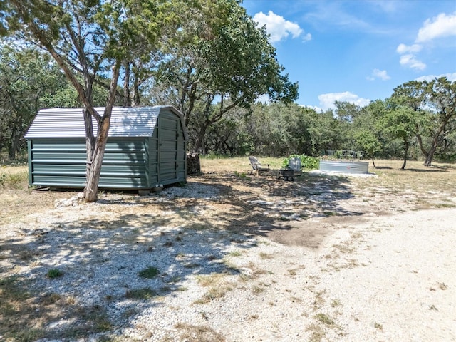 view of yard featuring a storage unit