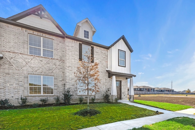 view of front of property featuring a front yard