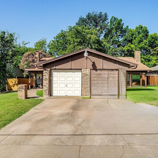 view of front of home featuring a front lawn and a garage