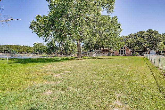 view of yard featuring a rural view