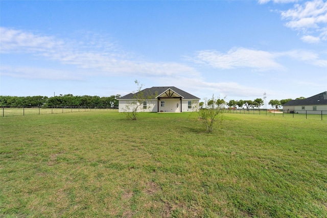 view of yard featuring a rural view