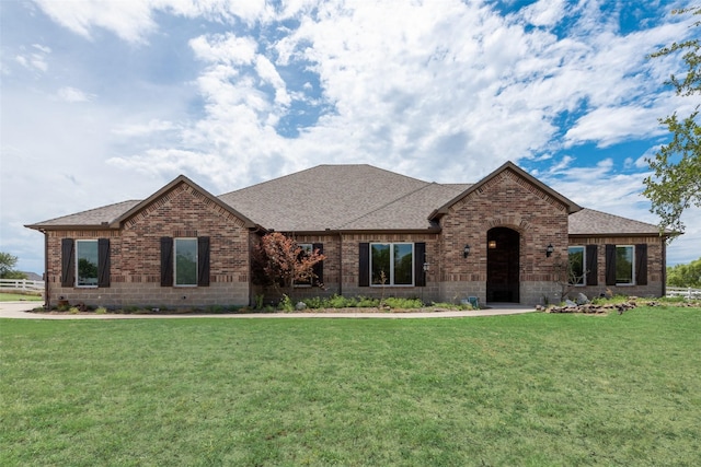 view of front of home featuring a front lawn