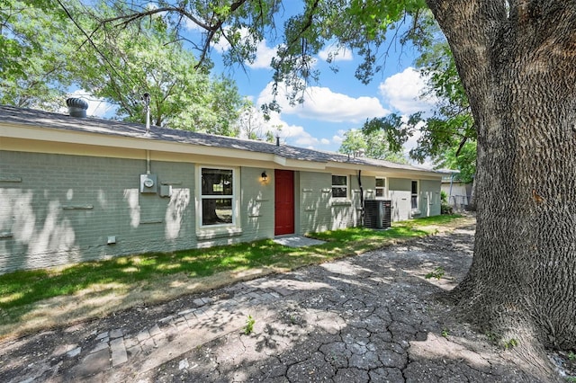 ranch-style house featuring central AC