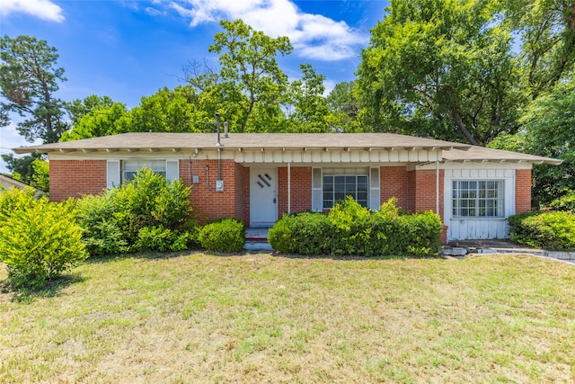 single story home with a front yard