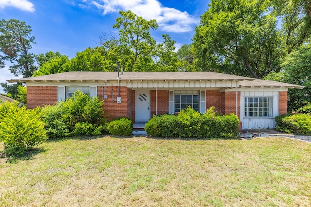 ranch-style house featuring a front yard