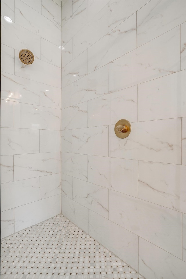 bathroom featuring a tile shower