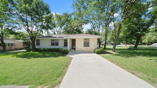 single story home with a front lawn