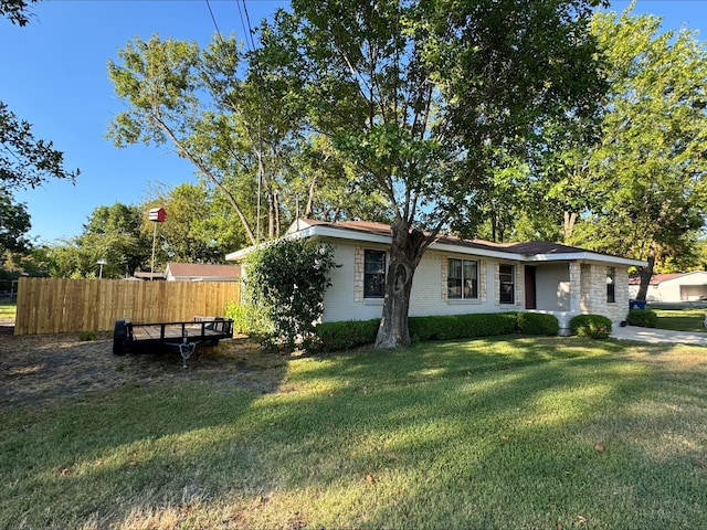 view of front of house featuring a front lawn