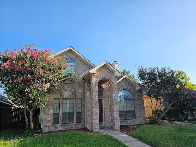 view of front of home featuring a front lawn