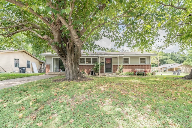 single story home featuring a front yard