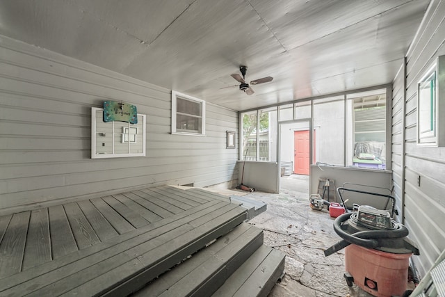 sunroom with ceiling fan