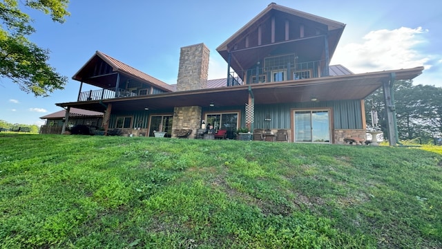 back of house featuring a lawn