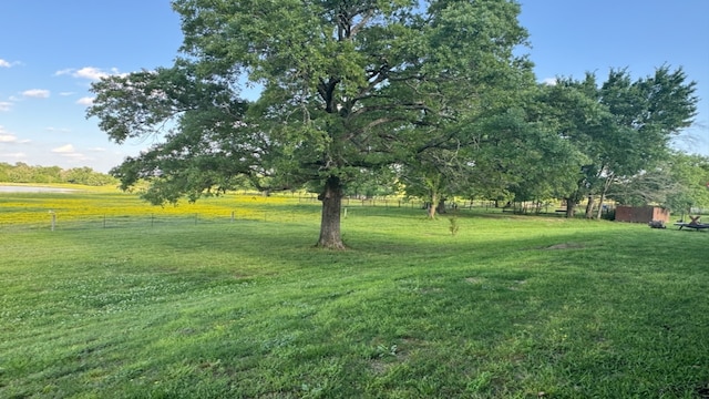 view of yard featuring a rural view