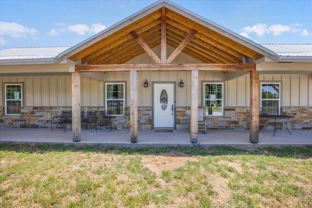 view of front of house featuring a front lawn and covered porch