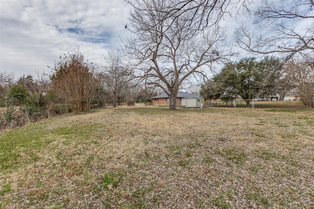 view of yard featuring an outbuilding