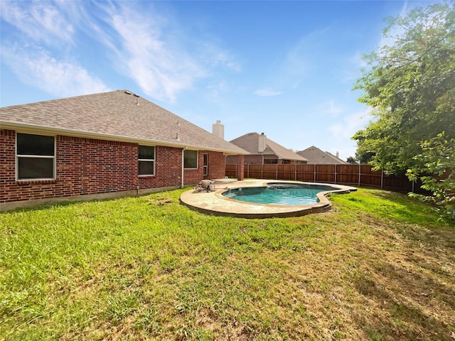 view of yard featuring a fenced in pool