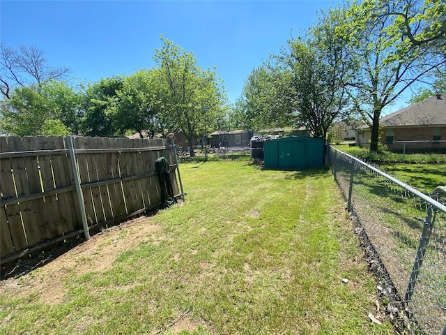 view of yard with a storage unit