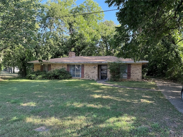 ranch-style house featuring a front yard