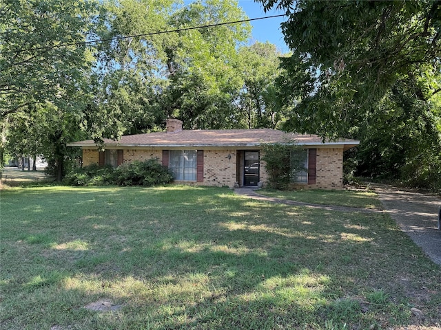 single story home featuring a front lawn