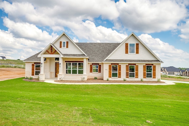 craftsman-style house featuring a front lawn