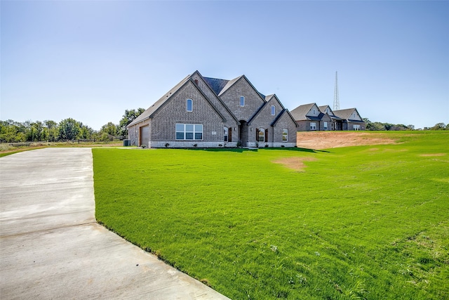 view of front of property featuring a front lawn