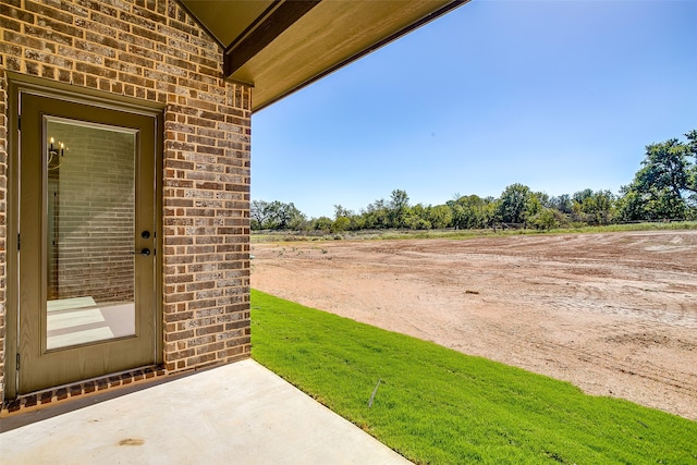 view of yard featuring a patio