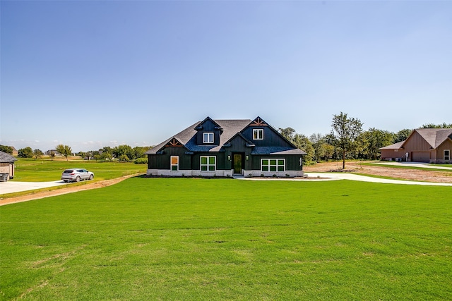 view of front of home featuring a front yard